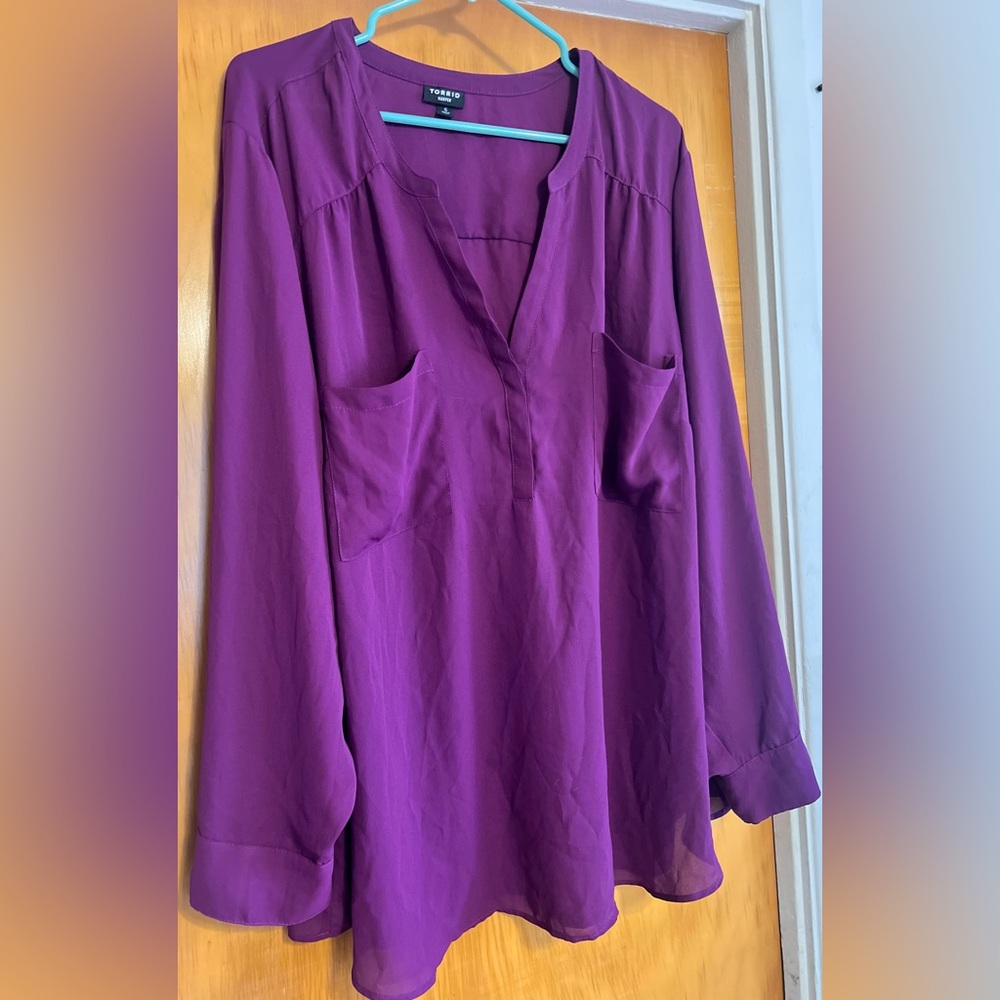 TORRID size 5 Harper Blouse. Purple, Long Sleeve, Pockets Hidden button